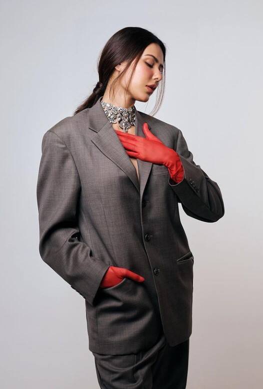 ਅਦਾਕਾਰਾ ਦੀ ਇਸ ਪੋਸਟ ਨੂੰ ਵੇਖ ਪ੍ਰਸ਼ੰਸਕ ਅੰਦਾਜ਼ੇ ਲਗਾ ਰਹੇ ਹਨ, ਕਿ ਉਨ੍ਹਾਂ ਦੀ ਜ਼ਿੰਦਗੀ ਵਿੱਚ ਪਿਆਰ ਦਸਤਕ ਦੇ ਚੁੱਕਿਆ ਹੈ। ਇਸ ਪੋਸਟ ਉੱਪਰ ਪ੍ਰਸ਼ੰਸਕਾਂ ਵੱਲੋਂ ਲਗਾਤਾਰ ਕਮੈਂਟ ਕੀਤੇ ਜਾ ਰਹੇ ਹਨ।