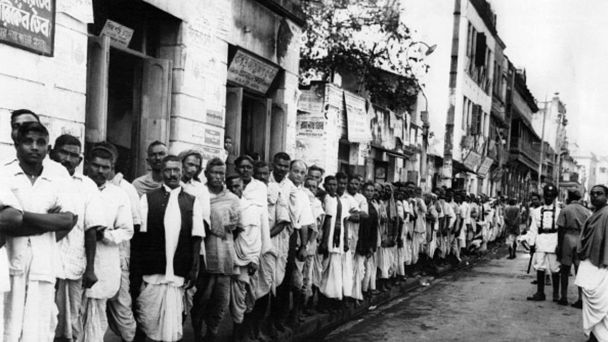 Voters queue up outside a polling booth in 1952 | Photo: Getty