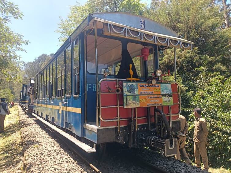 Nilgiris mountain train derailed due to buffalo collision in Ooty - TNN எருமை மோதிய விபத்தில் தடம் புரண்ட  மலை ரயில் - உதகையில் பரபரப்பு