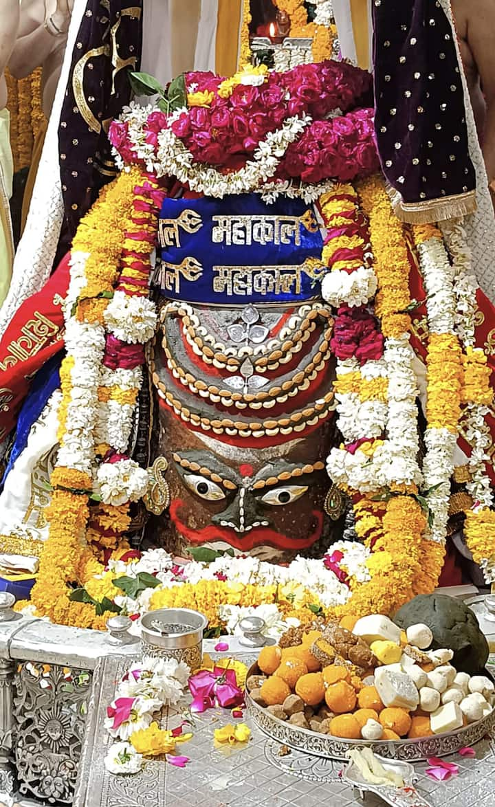 महाकालेश्वर मंदिर आने वाले श्रद्धालु वीआईपी दर्शन, प्रसाद और अलग-अलग अभिषेक के माध्यम से मंदिर से प्रतिदिन लाखों रुपए का दान देते हैं.