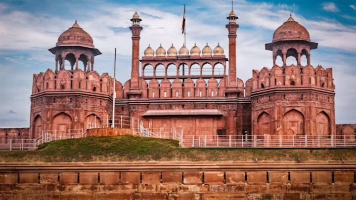 लाल किला का निर्माण 12 मई 1639 को पूरा हुआ था. हालांकि, इसके निर्माण का काम शाहजहां ने 1638 से ही शुरू करा दिया था. बाद में इसे शाहजहां ने अपने बेटे दाराशिकोह को सौंप दिया. इसे विश्व धरोहरों की लिस्ट में शामिल किया गया है.