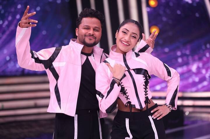 सोशल मीडिया इंफ्लुएंसर धनश्री वर्मा भी झलक के फाइनल तक पहुंच गई हैं. चोट लगने के बाद भी धनश्री लोगों का दिल जीतने में कामयाब रहीं.