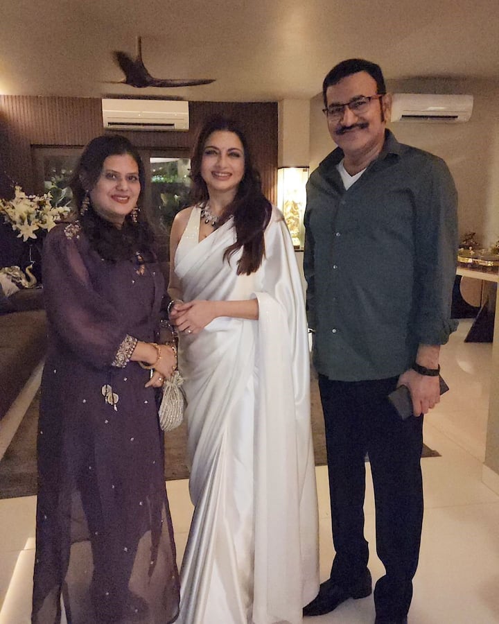 भाग्यश्री की बर्थडे पार्टी में सुदेश भोसले भी पहुंचे थे. वहीं इन इनसाइड तस्वीरों को शेयर करते हुए एक्ट्रेस ने कैप्शन में लिखा है, 