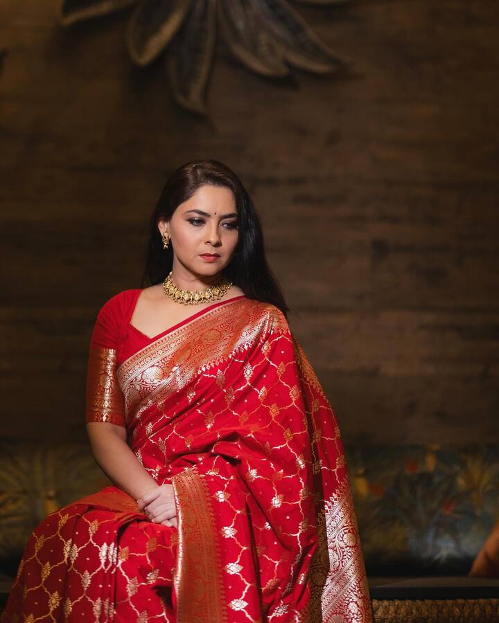 माझ्या या परिस्थितीमध्ये मला कोणताच पर्याय सापडत नव्हता. पण मी एका गोष्टीचा काळजी घेतली की, मी माझी तत्त्व आणि विचार कुठेही मागे सोडणार नाही. मी माझा वेगळा प्रवास सुरु केला. वेगळ्या मार्गाने स्ट्रगल सुरु केला. मी तेव्हा काही गोष्टींना नकार दिला होता, त्यामुळे मला ज्या चित्रपटांमध्ये काम करायचं होतं, त्या चित्रपटांमध्ये काम करता आलं नाही.  पण त्यावेळी मी स्वत:चा मार्ग शोधला. दिग्दर्शकांना भेटले, निर्मात्यांना भेटले. हिरकणी चित्रपटात मी आधी स्वत:चे पैसे गुंतवले. पण मी जर असं नसतं केलं तर मला सिनेसृष्टी सोडावी लागली असती, असं सोनालीने म्हटलं. (photo:sonalee18588/ig)