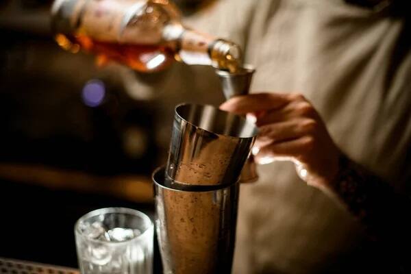 Alcohol in Steel Glass: ਸਟੀਲ ਦੇ ਗਲਾਸ 'ਚ ਕਿਉਂ ਨਹੀਂ ਪੀਤੀ ਜਾਂਦੀ ਸ਼ਰਾਬ ?  90 ਫੀਸਦੀ ਲੋਕਾਂ ਨੂੰ ਨਹੀਂ ਜਾਣਕਾਰੀ