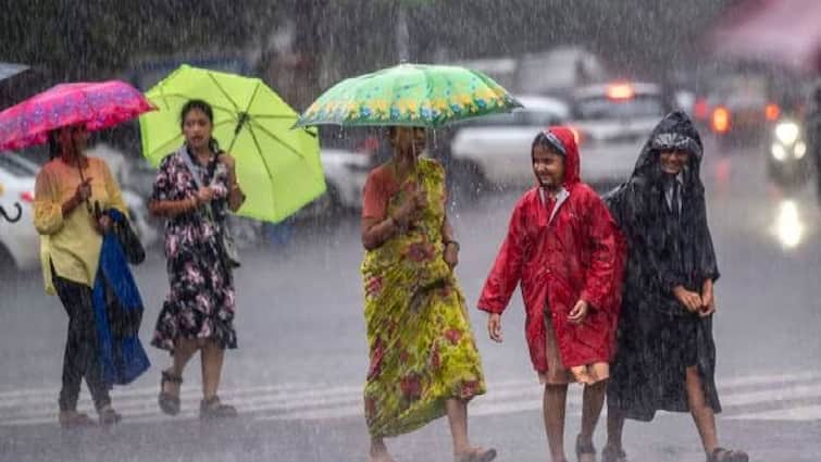 According to the Meteorological Department, 17 districts of Tamil Nadu are likely to receive moderate to light rain in the next 3 hours. TN Rain Alert: மீண்டும் மழை.. காலை 10 மணி வரை 17 மாவட்டங்களில் மழைக்கு வாய்ப்பு.. எந்தெந்த இடங்களில் ?