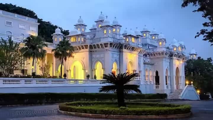 भारत एक ऐसा देश है जो अपने समृद्ध इतिहास से घिरा हुआ है, जहां आपको कई महल, सुंदर वास्तुकला से भरपूर इमारतें देखने को मिलेंगी.