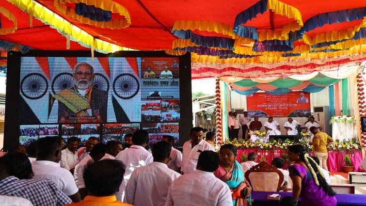 PM lays foundation stone for upgradation of 13 railway stations in Madurai division as Amrita railway stations மதுரை கோட்டத்தில் 13 ரயில் நிலையங்களை அமிர்த ரயில் நிலையங்களாக தரம் உயர்வு! அடிக்கல் நாட்டிய பிரதமர்