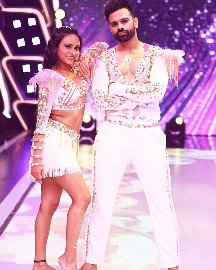 इंडियन आइडल फेम श्रीराम चंद्र और उनके डांस पार्टनर सोनाली कर फाइनल में पहुंच गए हैं. जोड़ी ने फाइनल तक पहुंचने में कड़ी मेहनत की है.