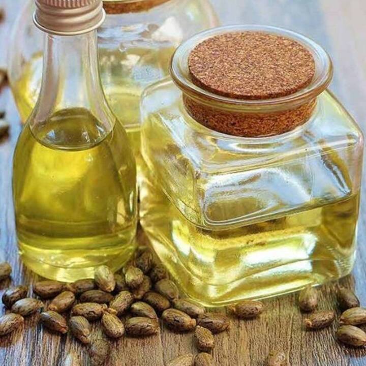 ਬੁੱਲ੍ਹਾਂ ਨੂੰ ਗੁਲਾਬੀ ਅਤੇ ਨਰਮ ਬਣਾਉਣ ਲਈ ਰੋਜ਼ਾਨਾ ਅਰੰਡੀ ਦੇ ਤੇਲ ਨਾਲ ਮਾਲਿਸ਼ ਕਰੋ।