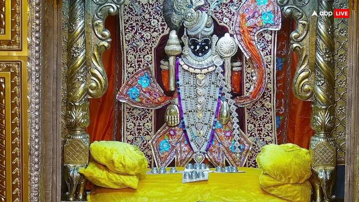 कहते हैं श्रीकृष्ण उत्तराखंड के सरोवर में स्नान के बाद द्वारका में अपने वस्त्र बदलते हैं, फिर ओडिशा जगन्नाथ पुरी में भोजन करते हैं और विश्राम रामेश्वरम धाम में करते हैं. इस दौरान वह भक्तों के बीच आते हैं.