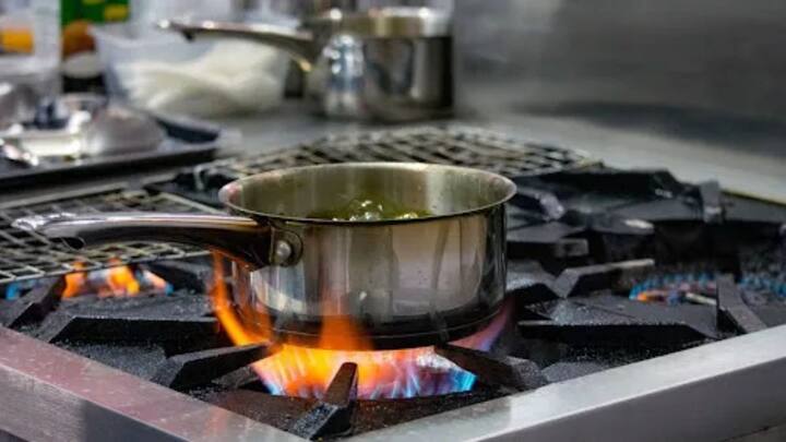 सिलेंडर कब खत्म होने वाला है कैसे पता करें चलिए इसके लिए हम आपको कुछ तरीके बताते हैं. सबसे पहला तरीका यह है कि जब आप गैस जलते हैं तब शुरुआत में आपको गैस नीली जलती हुई दिखाई देती है. लेकिन जब सिलेंडर खत्म होने को हो तब यह हल्की पीली दिखाई देने लगती है.