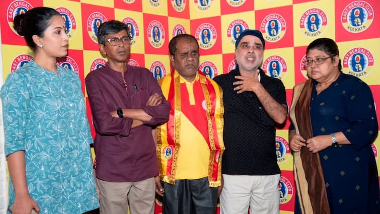 Subhro Mukhopadhyay directed documentary on East Bengal die hard but blind fan Pradip Das Football in Darkness ABP Exclusive East Bengal Fan: শব্দ শুনেই ইস্টবেঙ্গল ম্যাচের ছবি ফুটে ওঠে মানসচক্ষে, দৃষ্টিশক্তিহীন এক 'আশ্চর্য প্রদীপ'