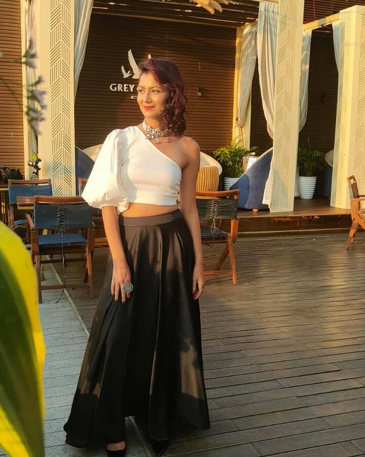 तेथूनच तिने शिक्षण पूर्ण केले. 10 वर्षे कोलकात्यात राहिल्यानंतर अभिनेत्रीचे कुटुंब काठमांडू, नेपाळमध्ये राहू लागले, त्यामुळे अभिनेत्रीने येथून पुढील शिक्षण घेण्याचा निर्णय घेतला. (photo:itisriti/insta)