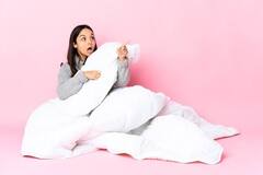 कहीं आप भी तो एक साथ कई तकिया लेकर नहीं सोते हैं? हो सकती हैं गंभीर समस्याएं