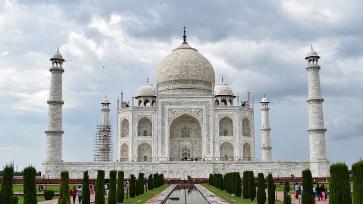 इसके अलावा इनके मालिकाना हक को लेकर कई लोग दावा भी ठोक चुके हैं. कुछ समय पहले जयपुर राजघराने की राजकुमारी दीया कुमारी ने दावा किया था कि ताजमहल उनके पुरखों का महल था.
