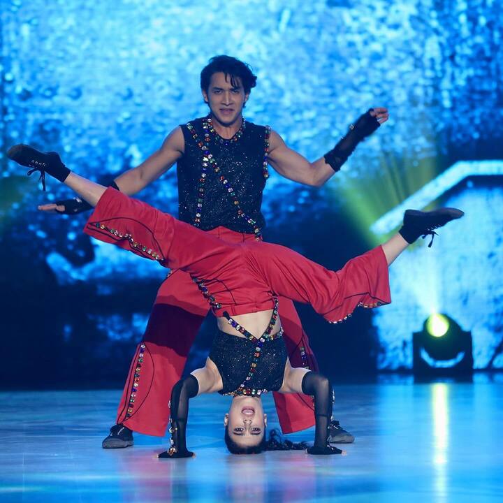 अद्रिजा सिन्हा भी झलक के फिनाले में पहुंचीं हैं. अद्रिजा और उनके कोरियोग्राफर आकाश थापा की जोड़ी को भी लोग काफी पसंद कर रहे हैं.