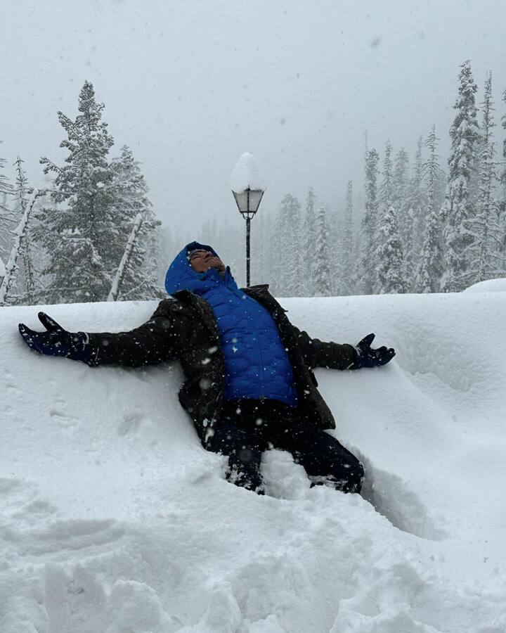 క్రికెట్ గాడ్ సచిన్ టెండూల్కర్ భార్య అంజలితో కలిసి వెకేషన్‌లో ఉన్నారు. ఈ టూర్‌కి సంబంధించిన ఫొటోలను ఆయన తన ఇన్‌స్టాగ్రామ్‌లో షేర్ చేశారు. కశ్మీర్‌కు ఆయన వెకేషన్‌కు వెళ్లడం విశేషం. కశ్మీర్‌లో మంచుతో భార్యతో ఆయన సరదాగా గడిపారు.