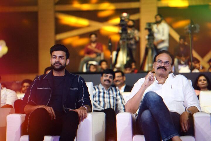 వరుణ్ తేజ్ తండ్రి, మెగా బ్రదర్ నాగబాబు సైతం 'ఆపరేషన్ వేలంటైన్' ప్రీ రిలీజ్ వేడుకకు హాజరయ్యారు. ఒక ఫ్రేములో తండ్రి కొడుకులు కనిపించి అభిమానులకు కనువిందు అందించారు. (Image Courtesy: varunkonidela7 / Instagram)