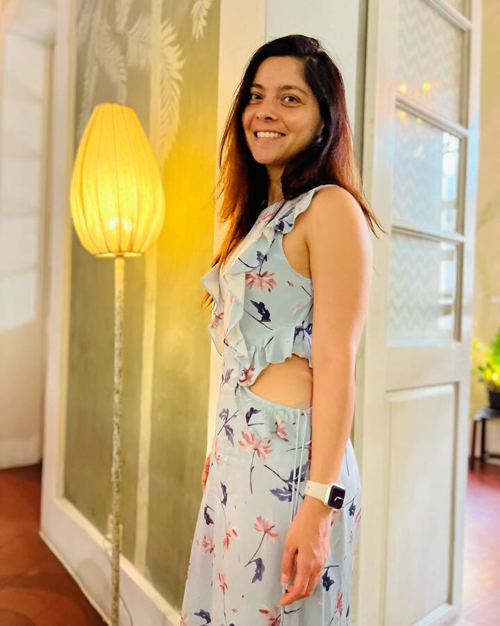 पण जेव्हा सोनालीच्या आयुष्यातला वाईट काळ सुरु होता, तेव्हा तिला अप्सरा आली या गाण्यावर नृत्य करण्यासाठी रॉयल्टी मागितली जायची, असा धक्कादायक खुलासा सोनालीने मुलाखतीदरम्यान केला आहे. मी गोष्टीसाठी मेहनत घेतली, मी ज्या गोष्टीचा भाग होते, त्या गोष्टींसाठी मी जेव्हा लोकांना नकार द्यायला लागले तेव्हा मला त्यासाठी पैसे मागितले जायचे, याचं कारण एकच होतं की समोरची व्यक्ती एका पोजिशनवर होती, हा अनुभवही सोनालीने शेअर केला आहे. (photo:sonalee18588/ig)