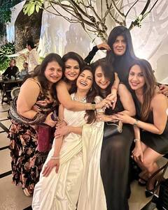 कभी माधुरी संग दिए पोज तो कभी दोस्तों संग की मस्ती, Bhagyashree ने अपने बर्थडे बैश की Inside तस्वीरें की शेयर