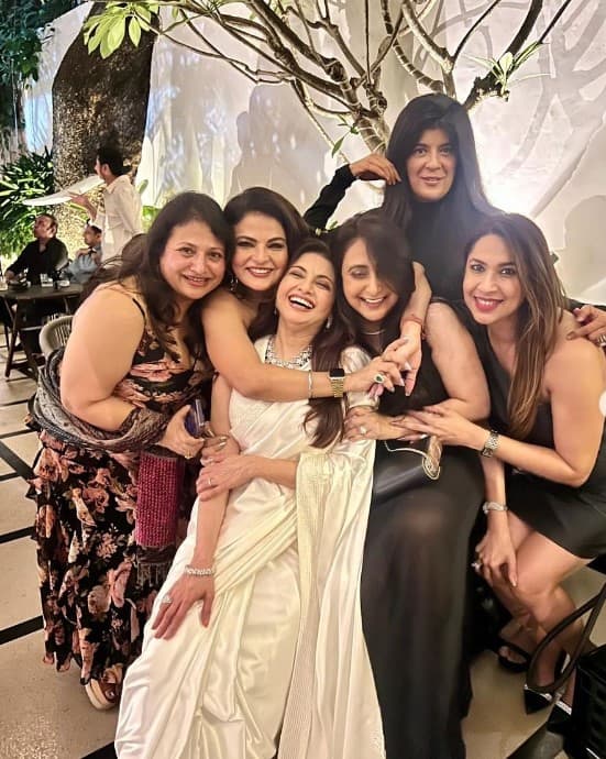 बर्थडे गर्ल भाग्यश्री ने अपने बर्थडे के मौके पर व्हाइट साड़ी पहनी थी और वे किसी परी से कम नहीं लग रही थीं. उन्हें देखकर कहना मुश्किल था कि वे 55 साल की हो गई हैं.  वे आज भी सलमान खान संग आई उनकी पहली फिल्म मैंने प्यार किया जितनी ही खूबसूरत लग रही थीं.