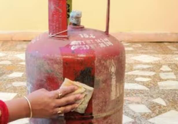 ਇਸ ਦੇ ਨਾਲ ਹੀ ਜੇਕਰ ਤੁਸੀਂ ਗੈਸ ਸਾੜਦੇ ਹੋ। ਅਤੇ ਗੈਸ ਚਲਾਉਣ ਤੋਂ ਤੁਰੰਤ ਬਾਅਦ, ਤੁਹਾਨੂੰ ਹਲਕਾ ਕਾਲਾ ਧੂੰਆਂ ਉੱਠਦਾ ਵੇਖਣਾ ਚਾਹੀਦਾ ਹੈ। ਇਸ ਲਈ ਸਮਝ ਲਓ ਕਿ ਨਵਾਂ ਸਿਲੰਡਰ ਭਰਨ ਦੀ ਲੋੜ ਹੈ।