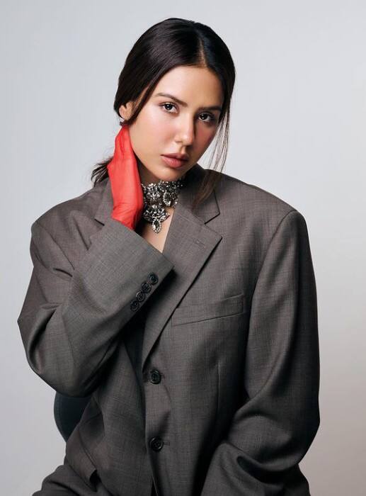 ਫਿਲਹਾਲ ਬਲੈਜ਼ਰ ਵਿੱਚ ਸੋਨਮ ਦੇ ਅੰਦਾਜ਼ ਨੂੰ ਪ੍ਰਸ਼ੰਸਕਾਂ ਵੱਲੋਂ ਬੇਹੱਦ ਪਸੰਦ ਕੀਤਾ ਜਾ ਰਿਹਾ ਹੈ।