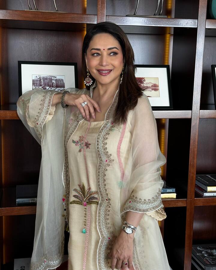 अनेक वेळा चित्रपट साइनिंग करताना अभिनेत्रींना प्रेग्नेंसी क्लॉजवर सही करायला लावली जाते. ज्या अंतर्गत चित्रपटाच्या शूटिंगदरम्यान अभिनेत्री गर्भवती राहू शकत नाही. (photo:madhuridixitnene/ig)