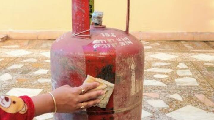 अगर आपको लग रहा है आपका सिलेंडर खत्म होने जा रहा है. और आप पता करना चाहते हैं. तो उसके लिए आप एक गीला कपड़ा लें. उसे आप पानी में भिगा लें. और सिलेंडर से लपेट दें. 1 घंटे बाद आप उसे हटा दें. गीला कपड़ा हटाने के बाद सिलेंडर का जो हिस्सा गीला है वहीं तक उसमें गैस है.