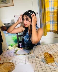 Mirnalini Ravi Photos : ஸ்கூல் பெண்ணாகவே மாறிட்டாங்க.. எனிமி பட நடிகையின் க்யூட் க்ளிக்ஸ்!