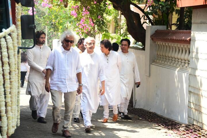 दिगग्ज गायक के अंतिम दर्शनों के लिए परिवार, मित्र और तमाम सेलेब्स पहुंच रहे हैं. सिंगर की पार्थिव देह को देख हर किसी की आंखें नम हो रही हैं.