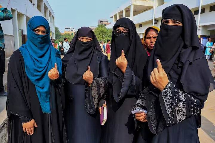 નામમાં સુધારા માટે, તમારે જરૂરી દસ્તાવેજો આપવા પડશે, જે સાબિત કરી શકે કે તમારું નામ સાચું છે.