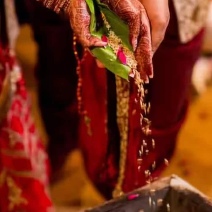 যাঁদের বিয়ে বাধাগ্রস্ত হচ্ছে তাঁদের মহাশিবরাত্রির দিনে শ্রীরামচরিতমানসে বর্ণিত শিব-পার্বতী বিবাহ পাঠ করা উচিত। এতে তাড়াতাড়ি বিয়ে হয়ে যায়।