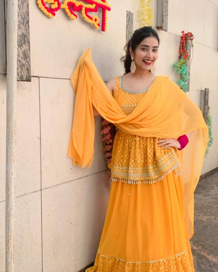 मी हिंदी सिनेमे करते. हिंदी रंगमंचावर काम करते. त्यामुळे मला भोजपुरी अभिनेत्री म्हणू नका. या गोष्टीचा मला मानसिक त्रास होत आहे. पुनम पांडेसोबत लोक माझी तुलना करत आहेत. ही अत्यंत वाईट गोष्ट आहे