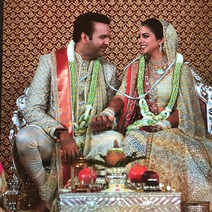 ईशा अंबानी और आनंद पीरामल की शादी को यादगार और खूबसूरत बनाने के लिए एंटीलिया को दुल्हन की तरह सजाया गया था. शादी की तस्वीरें सोशल मीडिया पर खासा वायरल हुई थी.