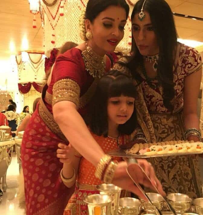 इनमें से कुछ तस्वीरों में अमिताभ बच्चन, अभिषेक बच्चन, शाहरुख खान, ऐश्वर्या राय और आमिर खान जैसे बड़े स्टार्स बारातियों को खाना परोसते हुए दिखाई दिए थे. जिन्हें देख हर कोई दंग रह गया था.