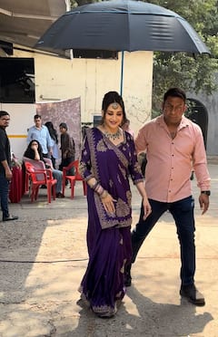 Madhuri Dixit ने रीक्रिएट किया 'हम आपके है कौन' का आइकॉनिक लुक, पर्पल साड़ी में 'निशा' को देख दीवाने हुए फैंस
