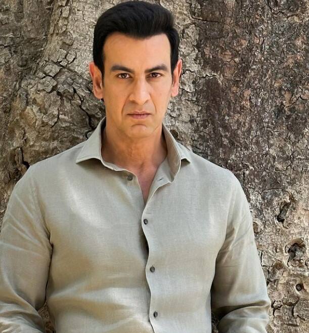 रोनित ने आगे खुलासा किया, “ शराब की लत की वजह से उनकी आर्थिक स्थिति खराब हो गई. उनका घर भी छिन गया और एक वक्त ऐसा भी आया जब वे घर का किराया भी नहीं दे पा रहे थे. उस दौरान उन्हें अपनी कार में रातें गुजारनी पड़ी थी. डिक्की में वे एक सूटकेस में अपने कपड़े रखा करते थे. फ्रेश होने और शूटिंग वे जाने के लिए वे जुहू के होटलों और पब्लिक टॉयलेट का इस्तेमाल करते थे.”
