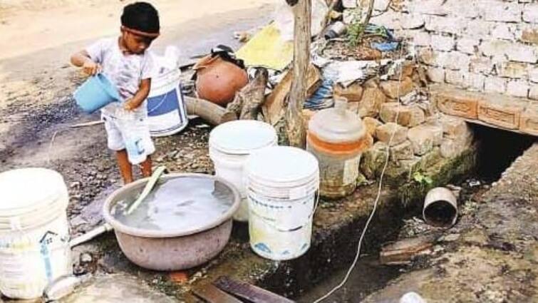 Surajpur Bishrampur People fill water by keeping utensils drain Chhattisgarh ANN Chhattisgarh: नाली में बर्तन रखकर पानी भरने को मजबूर यहां के लोग, जनप्रतिनिधि नहीं ले रहे सुध