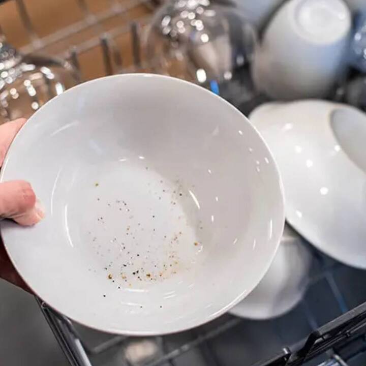 ਚੀਨੀ ਦੇ ਬਰਤਨਾਂ ਚ ਸਬਜੀ ਜਾਂ ਤੇਲ ਵਾਲੀ ਚੀਜ ਜਿਆਦਾ ਦੇਰ ਨਹੀ ਰੱਖਣੀ ਚਾਹੀਦੀ। ਇਸ ਨਾਲ ਬਰਤਨਾਂ ਚ ਹਲਦੀ ਦੇ ਦਾਗ ਪੈ ਜਾਂਦੇ ਹਨ।