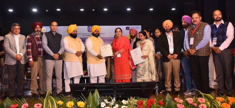 Education Minister Harjot Singh Bains distributed Best School Award ਪੰਜਾਬ ਦੇ ਸਕੂਲਾਂ ਦੀ 'ਬੱਲੇ-ਬੱਲੇ', 69 ਸਕੂਲਾਂ ਨੂੰ ਮਿਲਿਆ ‘ਬੈਸਟ ਸਕੂਲ ਐਵਾਰਡ’, ਮਿਲੇ ਕਰੋੜਾਂ ਰੁਪਏ