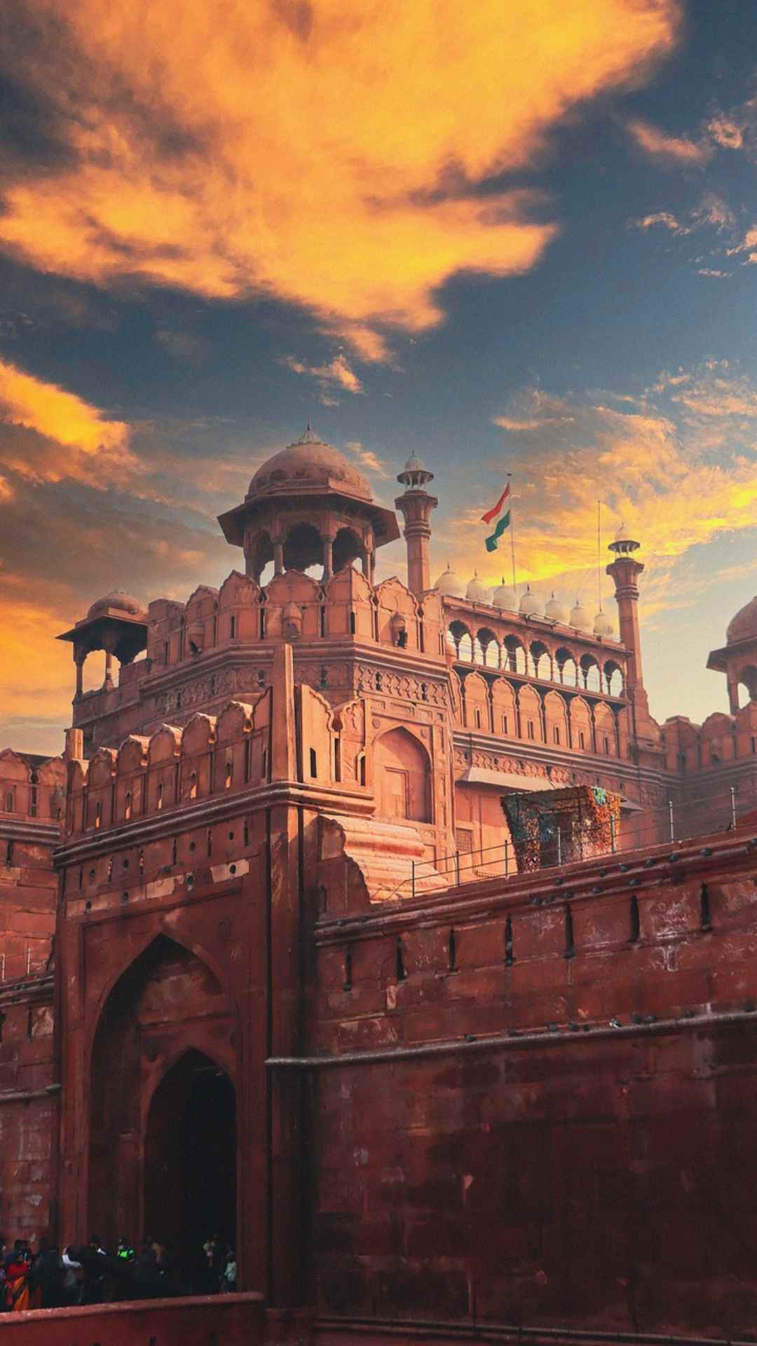 दिल्ली की ऐतिहासिक इमारतों में शामिल लाल किले में आज भी जन्नत की नदी बहती है