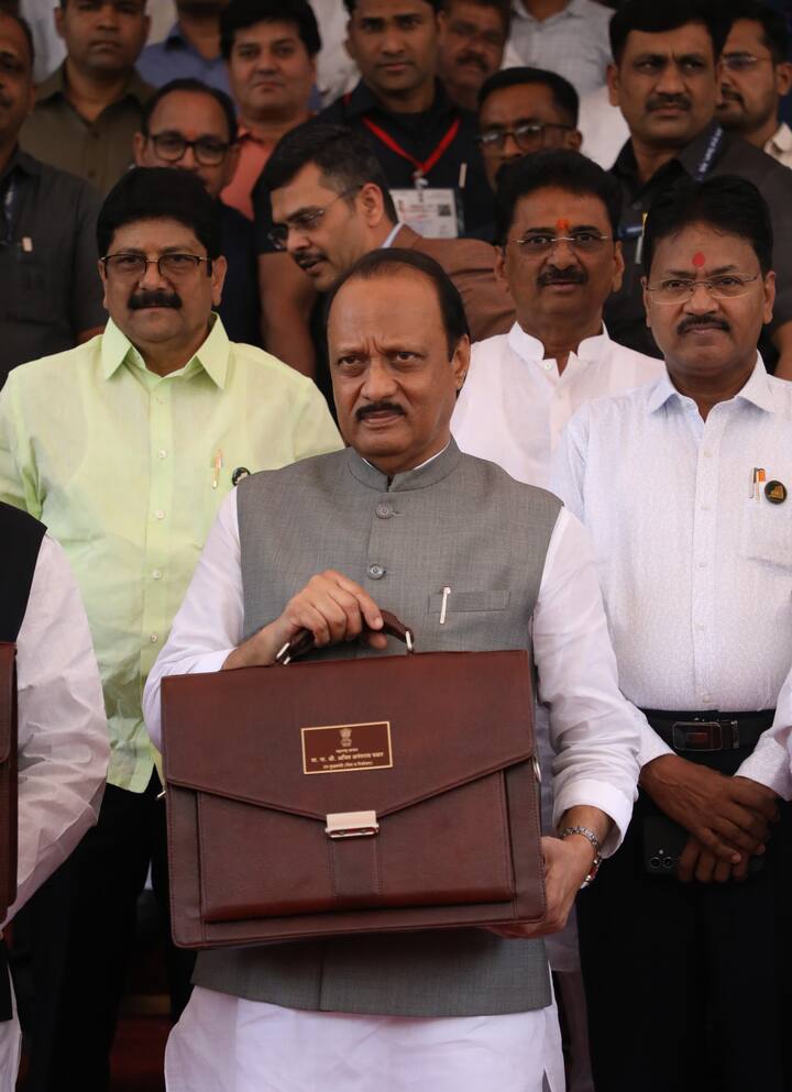 Maharashtra Budget 2024 : आज राज्याचा अर्थसंकल्प सादर केला आहे. सध्या राज विधीमंडळाचं अधिवेशन सुरु आहे. सोमवारपासून सुरु झालेल्या या पाच दिवसीय अधिवेशनात आज अर्थसंकल्प मांडण्यात आला आहे.