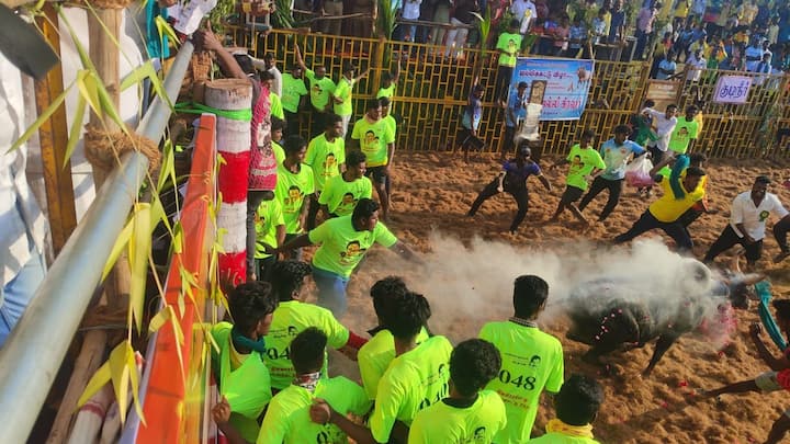 ஜல்லிக்கட்டு போட்டியை நகராட்சி நிர்வாகத்துறை அமைச்சர் கே.என்.நேரு மற்றும் பத்திரப்பதிவு துறை அமைச்சர் மூர்த்தி ஆகியோர் துவக்கி வைத்தனர்.