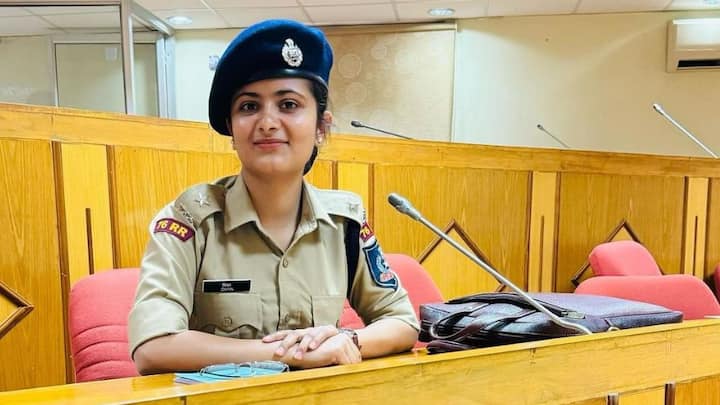 ২য় বারের পরীক্ষায় ১০৫ র‍্যাঙ্ক অর্জন করেন দিব্যা তনওয়ার। মাত্র ২২ বছর বয়সেই সফল IAS হন তিনি।    ছবি- দিব্যা তনওয়ারের ইনস্টাগ্রাম