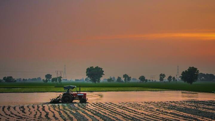 पीएम किसान योजना की धनराशि तीन समान किस्तों में 2,000 रुपये किस्त के रूप में प्रदान की जाती है.