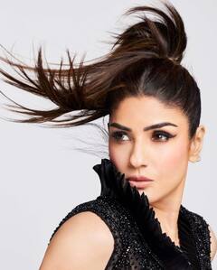 PHOTO: रवीना टंडनसोबत सेल्फीसाठी जमली गर्दी, सोशल मीडियावर व्हिडिओ व्हायरल!