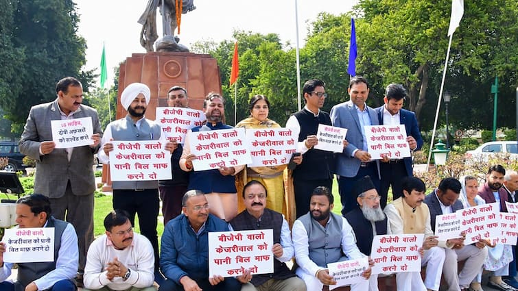 AAP MLAs create ruckus in Delhi Assembly over water bills House proceedings adjourned दिल्ली विधानसभा में पानी के बिलों को लेकर AAP विधायकों का हंगामा, सदन की कार्यवाही स्थगित