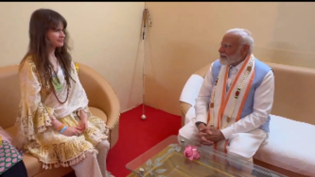 PM Modi: சிவன் பாடலை தாளமிட்டு ரசித்த பிரதமர் மோடி! மிரள வைத்த ஜெர்மன் பாடகி - வைரல் வீடியோ! Cassandra Mae Spittmann melodious voice is widely known says pm modi video PM Modi: சிவன் பாடலை தாளமிட்டு ரசித்த பிரதமர் மோடி! மிரள வைத்த ஜெர்மன் பாடகி - வைரல் வீடியோ!